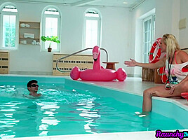 Nympho mature spreading pussy during swimming lessons