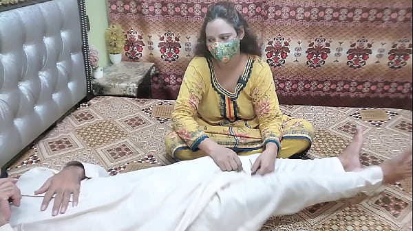 Pakistani Girl apny yar ko milny i jis ka accident hua tha aur yar ny nanga kr k Lund peel diya Hindi Audio Xxxxx