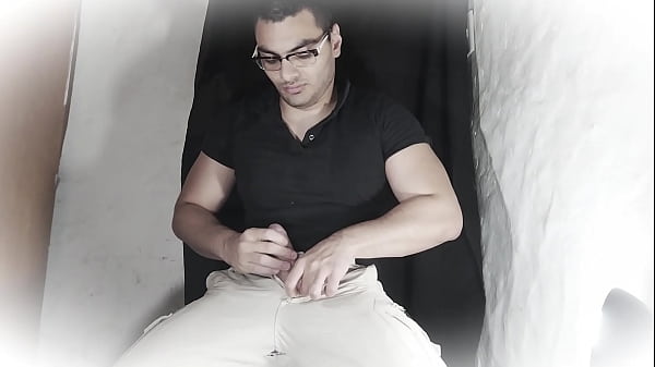 Caballero Sexy Numero Uno – Tocando, Frotando una Guitarra C-80 con el Pene – Masturbacion de pene de 18 Centimetros hasta Acabar