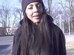 Deutsches Tattoogirl mit dicken Möpsen Lady Fiina  zeigt sich im Freien