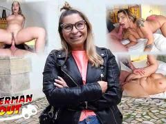 Die blonde Vivenne Z mit Brille reitet vor der deutschen Kamera