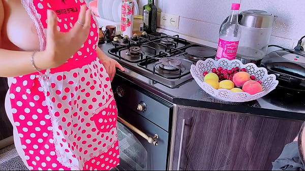 Mature Cachonda tiene sexo en la cocina con su ahijastro mientras el marido está viendo TV