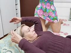 Rothaariges Girl küsst eine Lesben-Oma