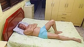 Descansando Gostoso Com o Pau Duro 004