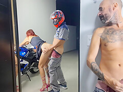 Esposa Recebe Motoboy E Corno Se Masturba!