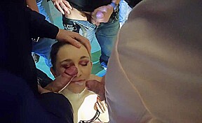 louise vide des mecs dans un squat elle aime le sperme